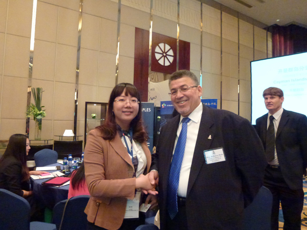 港豐集團(tuán)創(chuàng)辦人 魏曉嶸Wendy Wei與開(kāi)曼總統(tǒng)親切握手 港豐集團(tuán)創(chuàng)辦人 魏曉嶸Wendy Wei與開(kāi)曼總統(tǒng)親切握手